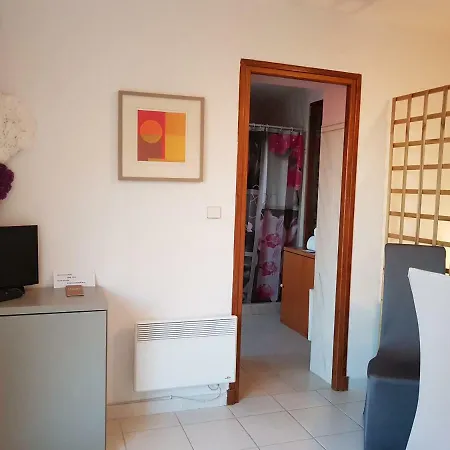 Maison Patricia Appartemets Ментона
